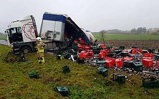 Przewrócona ciężarówka i rozsypane kontenery z piwem. DK 57 z Bartoszyc do Biskupca jest nieprzejezdna